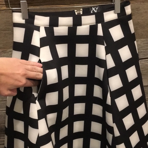 Black and White checked neoprene midi skirt - Picture 2 of 3